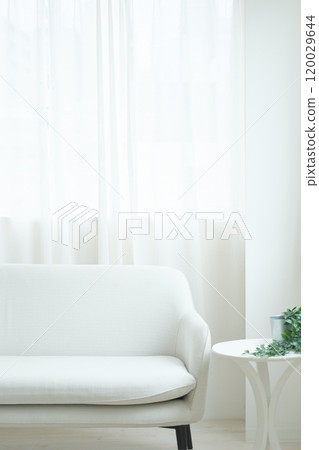 室內以白色沙發和桌子為主 120029644