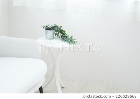 室內以白色沙發和桌子為主 120029662