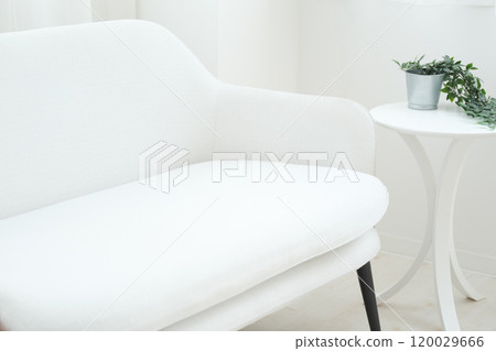 室內以白色沙發和桌子為主 120029666