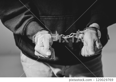 戴手銬的男子（單色） 120029769