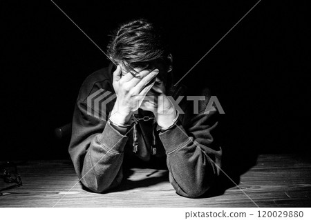 Man in handcuffs 120029880