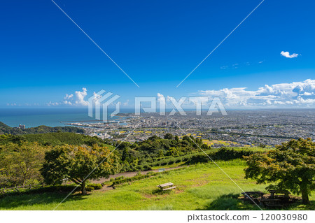Yaizu cityscape and seascape as seen from Fuefukidan Park in Yaizu City (Shizuoka Prefecture) 120030980