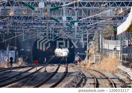 高速穿過小田原小峰隧道...東海道新幹線“300系列” 120033217