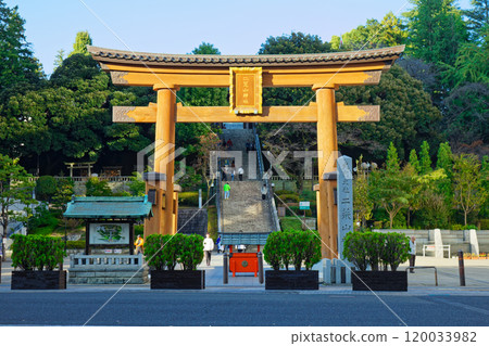 二荒山神社大鳥居與宇都宮市的城市景觀 二荒山神社大鳥居與宇都宮市的城市景觀 120033982