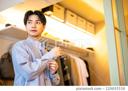 室內男人肖像 120035538