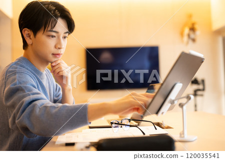 一個男人的室內肖像 120035541