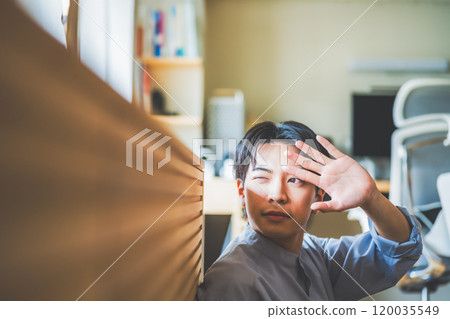 一個男人的室內肖像 120035549