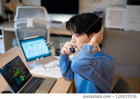一個男人的室內肖像 120035556