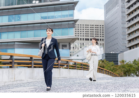 走在辦公室的女實業家 120035615