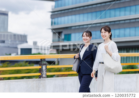 與同事在辦公區散步的女商人 與同事在辦公區散步的女商人 120035772
