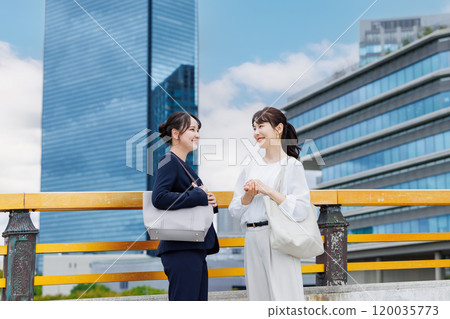 女商人在辦公區與同事交談 120035773