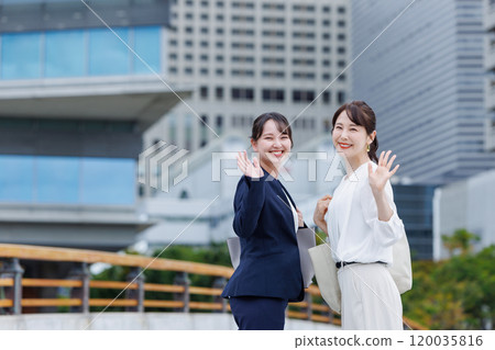 站立在辦公室鎮的女商人 120035816