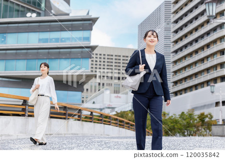 走在辦公室的女實業家 120035842