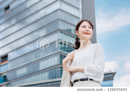Outdoor portrait of career woman 120035843