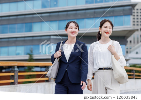 與同事在辦公區散步的女商人 120035845