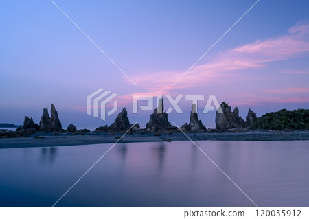 夕陽下的橋岩岩，和歌山縣東牟町串本町 120035912