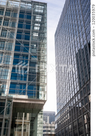 從建築物之間仰望天空(東京車站週邊) 從建築物之間仰望天空(東京車站週邊) 120035979