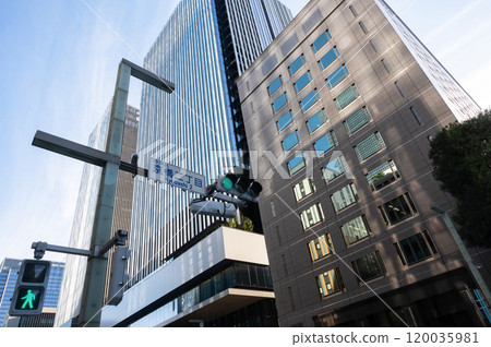 辦公區仰視摩天大樓的風景（東京車站週邊） 120035981