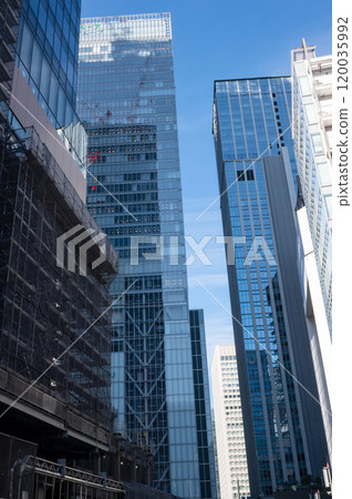 從建築物之間仰望天空(東京車站週邊) 從建築物之間仰望天空(東京車站週邊) 120035992