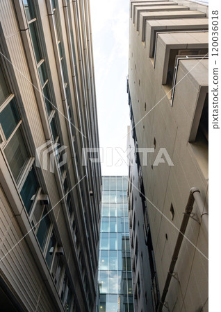 Looking up at the sky between buildings (around Tokyo Station) 120036018