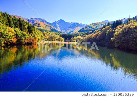 Daigenta Lake of autumn leaves 120036359