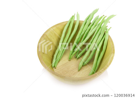 green peas isolated on white background green peas isolated on white background 120036914
