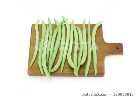 green peas isolated on white background 120036915
