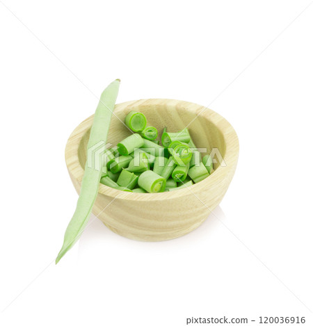 green peas isolated on white background 120036916