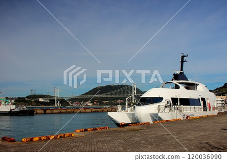 Ships moored at Mojiko Retro and the Kanmon Bridge [Blue sky] 120036990