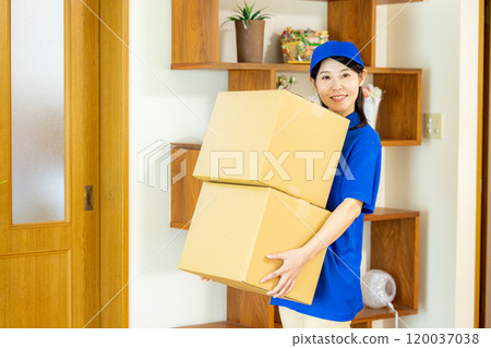 Woman preparing to move, moving company 120037038
