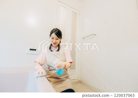女工打掃房子打掃浴室 120037063