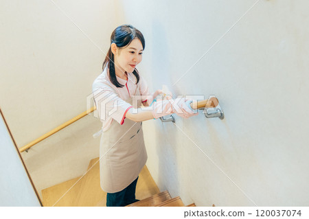 可愛的女士清洗 120037074