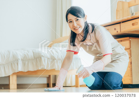 可愛的女士清洗 120037078