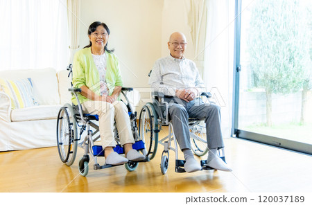 坐輪椅的老人和婦女 120037189