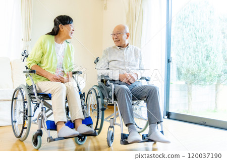 坐輪椅的老人和婦女 120037190
