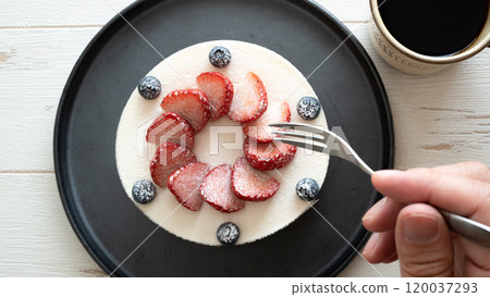 Eat delicious cake Eat delicious cake 120037293