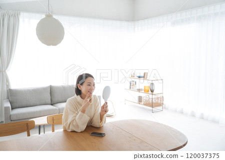 一個女人在鏡子裡檢查自己的嘴 120037375