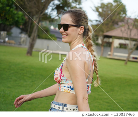 A young woman enjoying an workout outdoors  120037466