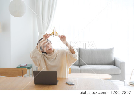 A housewife checking her wallet 120037807