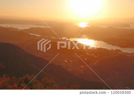 View of the sunrise from Mount Narutaki Observatory (Onomichi City, Hiroshima Prefecture) 120038300