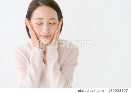 Skin-care woman in her 30's 120038597