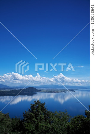 夏季藍天的琵琶湖,從奧琵琶湖大道上的 Tsuzura Ozaki 觀景台欣賞美景 夏季藍天的琵琶湖,從奧琵琶湖大道上的 Tsuzura Ozaki 觀景台欣賞美景 120038641