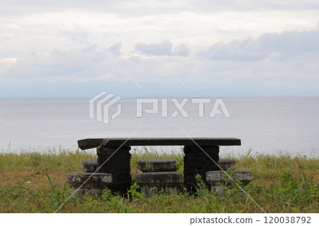 琵琶湖、長凳和多雲的天空 120038792