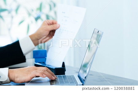 一位男性商人掃描文件的手 120038881