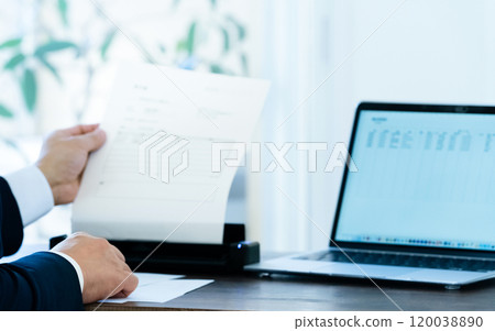 一位男性商人掃描文件的手 120038890