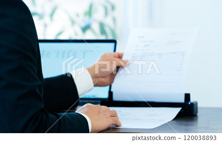 一位男性商人掃描文件的手 120038893