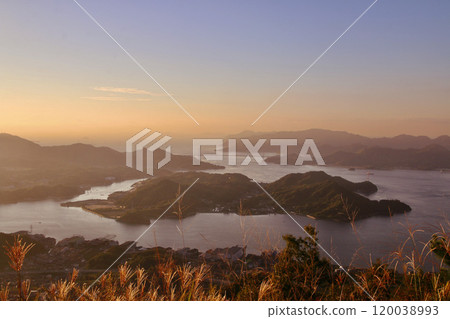 View from Narutakiyama Observatory and Innoshima Bridge (Onomichi City, Hiroshima Prefecture) View from Narutakiyama Observatory and Innoshima Bridge (Onomichi City, Hiroshima Prefecture) 120038993