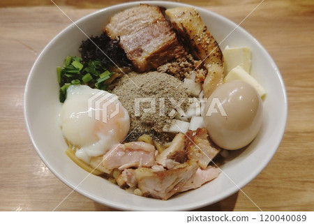 叉燒配料豐富的無湯拉麵 叉燒配料豐富的無湯拉麵 120040089