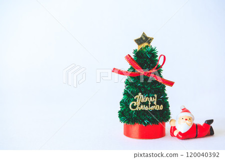 聖誕老公公躺在聖誕樹旁 聖誕老公公躺在聖誕樹旁 120040392