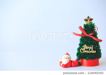 聖誕老公公躺在聖誕樹旁 聖誕老公公躺在聖誕樹旁 120040393